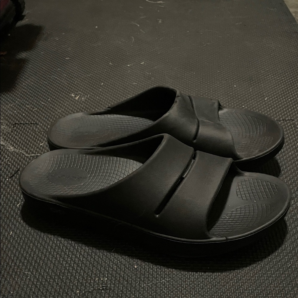 OOFOS unisex Black Sandels EU42
